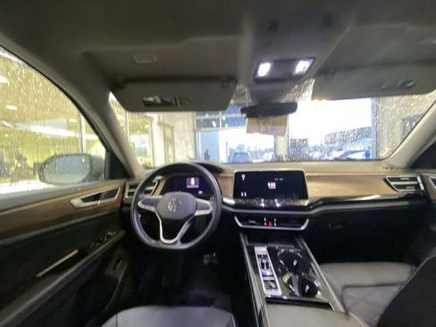 Used 2024 Volkswagen Atlas SE image 5