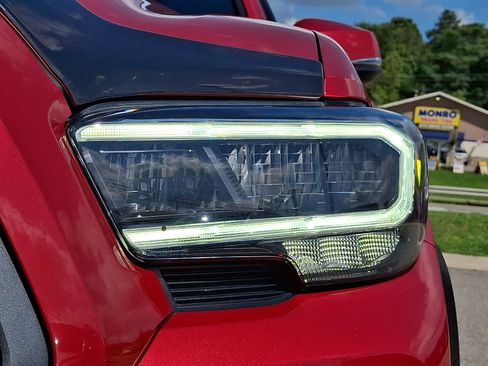 Used 2021 Toyota Tacoma TRD Off-Road w/ TRD Premium Off Road Package AWD/4WD image 10