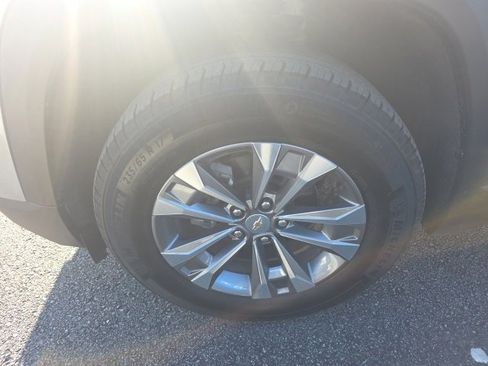 Used 2025 Chevrolet Equinox LT w/ Convenience Package II image 6