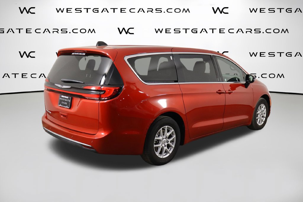 Used 2025 Chrysler Pacifica Select FWD image 48