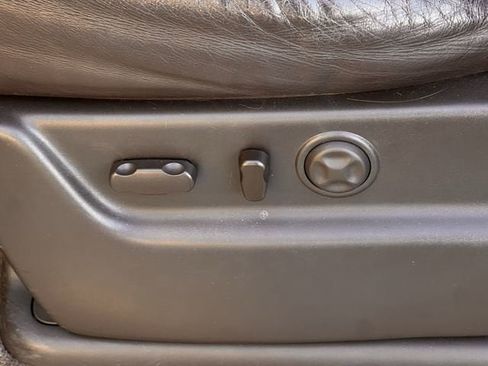 Used 2011 Cadillac Escalade Platinum image 21