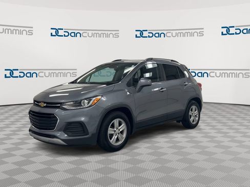 Used 2020 Chevrolet Trax LT w/ Sun & Sound Package FWD image 4