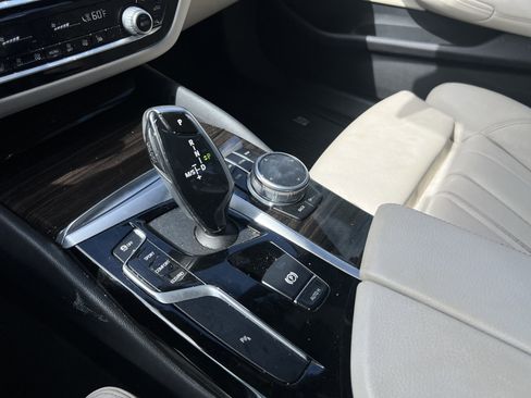 Used 2020 BMW 530i w/ Convenience Package RWD image 26