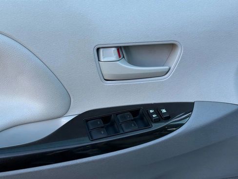 Used 2013 Toyota Sienna LE FWD image 18