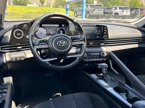 Used 2022 Hyundai Elantra SEL w/ Convenience Package FWD image 18