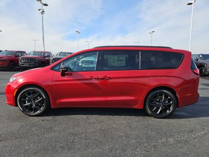 New 2026 Chrysler Pacifica Select
