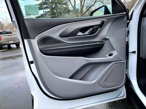 Used 2023 GMC Terrain SLE w/ Driver Convenience Package image 18