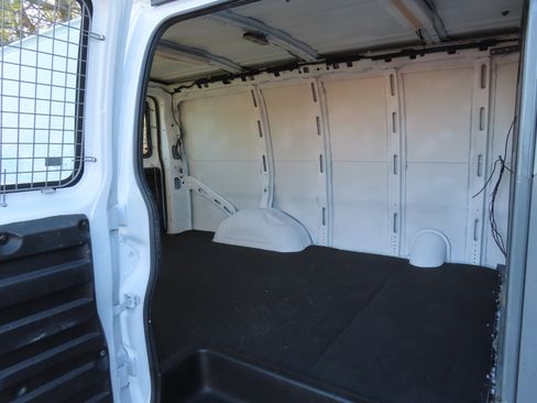 Used 2015 Chevrolet Express 2500 image 14