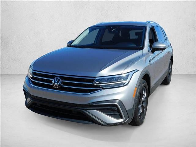 Used 2024 Volkswagen Tiguan SE AWD/4WD image 2