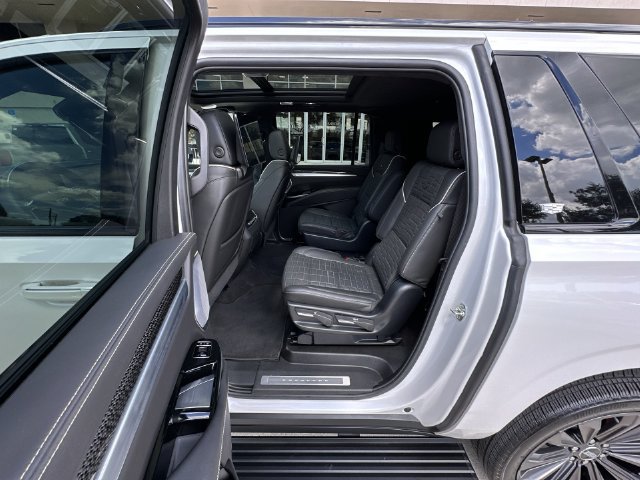 Certified 2025 Cadillac Escalade ESV V AWD/4WD image 31