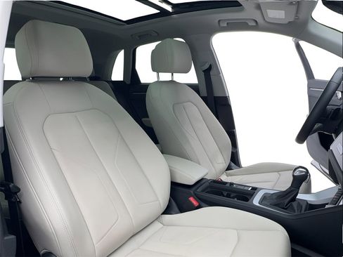 Used 2025 Audi Q3 2.0T Premium image 35