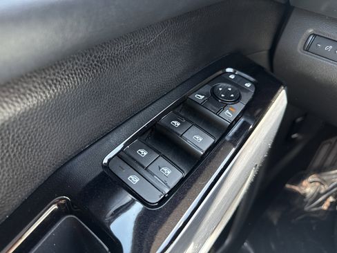 Used 2023 Nissan Pathfinder SL AWD/4WD image 29