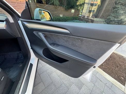 Used 2024 Tesla Model Y Long Range AWD/4WD image 18