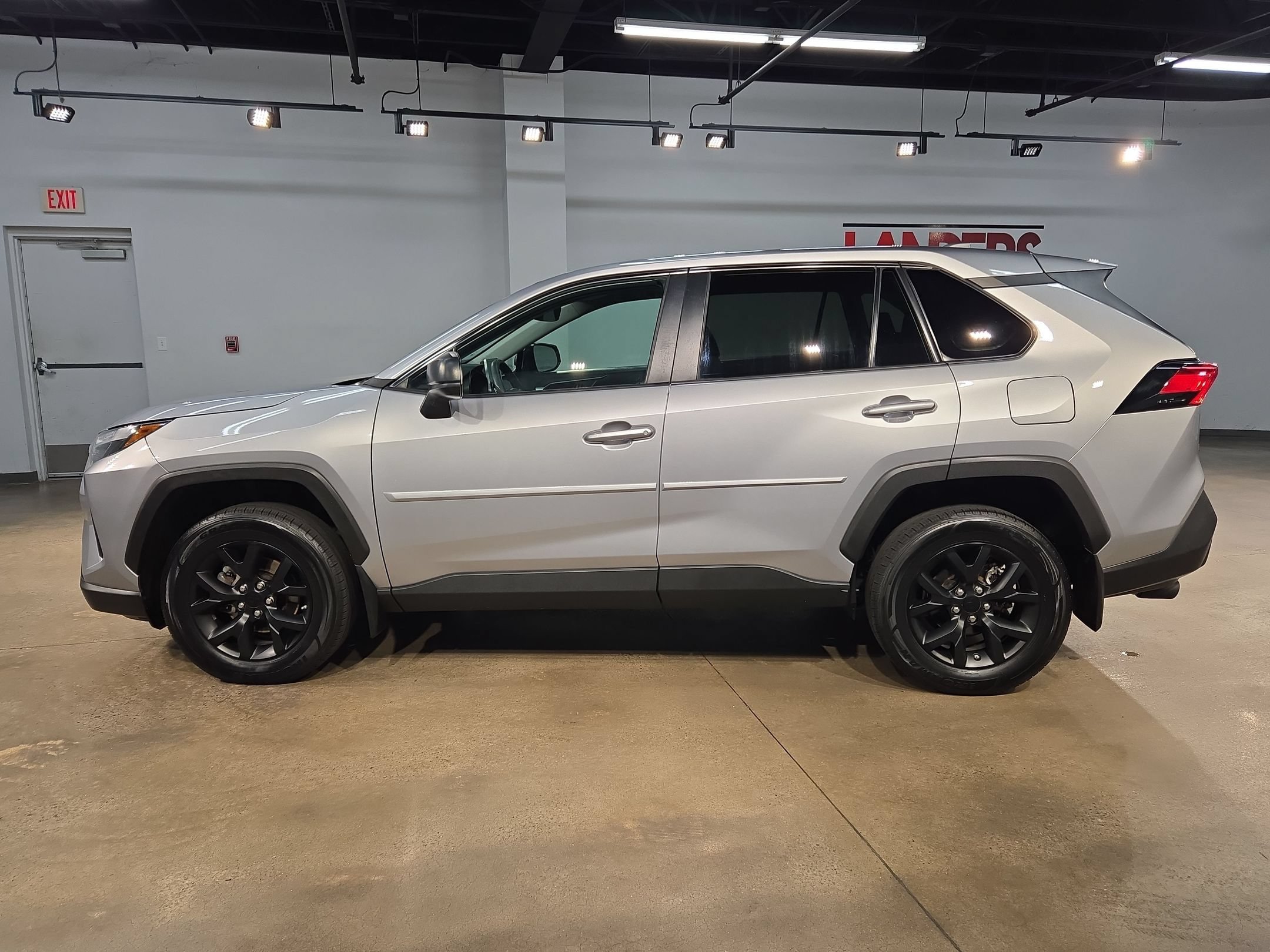 Used 2023 Toyota RAV4 LE AWD/4WD image 4