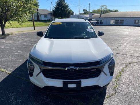 Used 2025 Chevrolet Trax RS FWD image 2