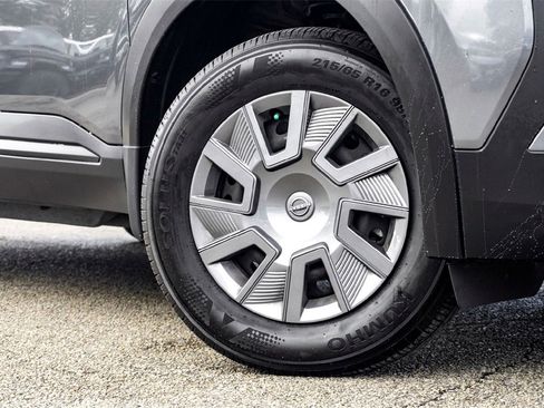 Used 2025 Nissan Kicks S image 2