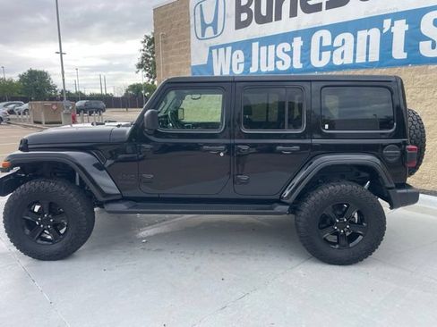 Used 2022 Jeep Wrangler Unlimited Sahara AWD/4WD image 9