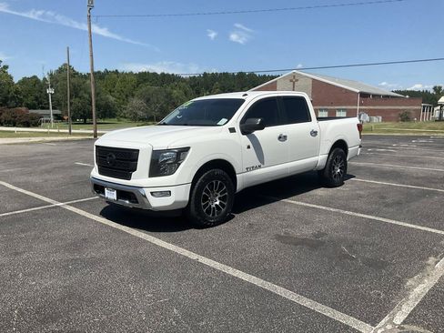 Used 2021 Nissan Titan SV AWD/4WD image 14