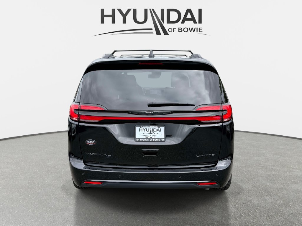 Used 2025 Chrysler Pacifica Limited FWD image 3