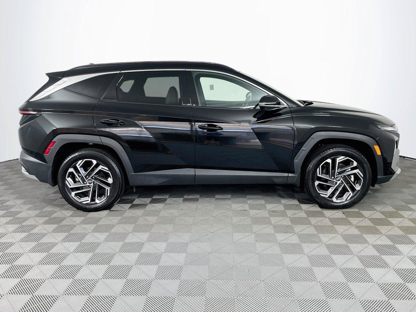 Certified 2025 Hyundai Tucson Limited AWD/4WD image 11