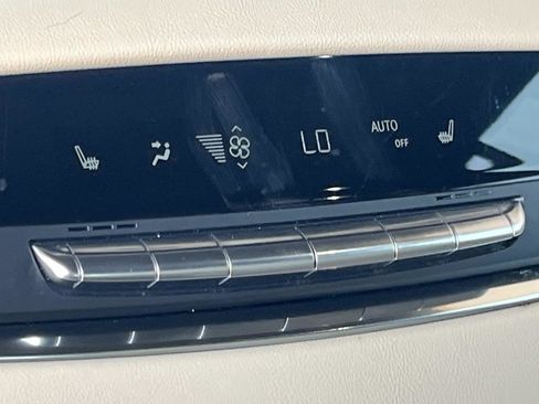 Used 2021 Cadillac Escalade Premium Luxury AWD/4WD image 16