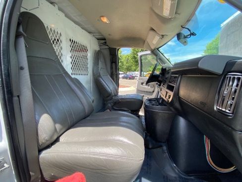 Used 2017 Chevrolet Express 2500 RWD image 17