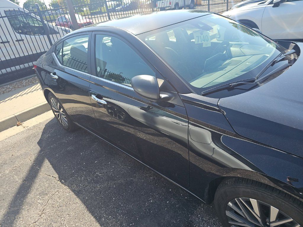 Used 2025 Nissan Altima 2.5 SV FWD image 4