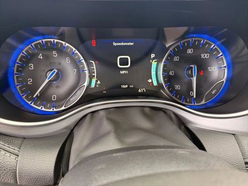 Certified 2025 Chrysler Pacifica Limited image 23