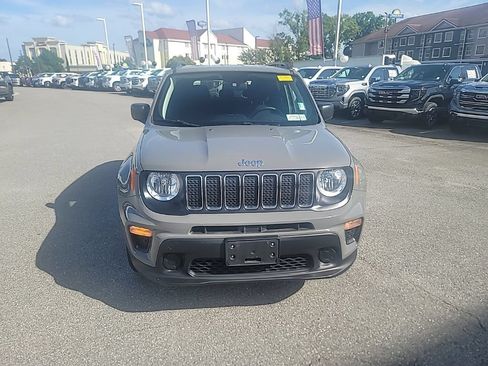 Used 2019 Jeep Renegade Sport w/ Sport Appearance Group AWD/4WD image 2