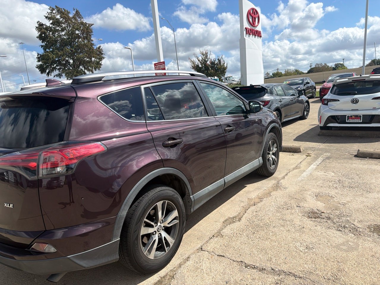 Used 2018 Toyota RAV4 XLE w/ Plus Extra Value Package FWD image 3
