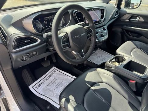 Used 2025 Chrysler Pacifica Select FWD image 14