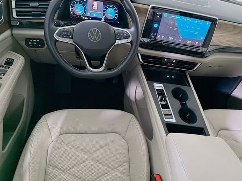 Used 2025 Volkswagen Atlas SE image 23