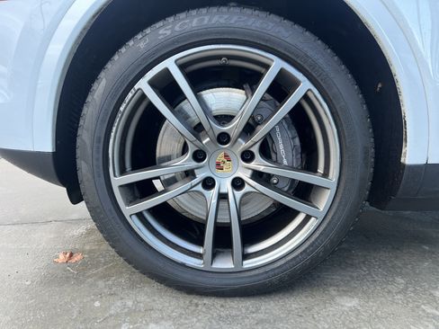 Used 2023 Porsche Cayenne image 10