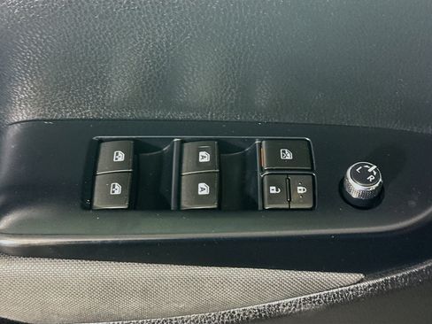 Used 2017 Toyota Highlander LE w/ Carpet Mat Package FWD image 23
