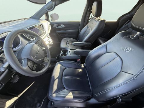 Used 2023 Chrysler Pacifica Touring-L w/ S Appearance Package image 9