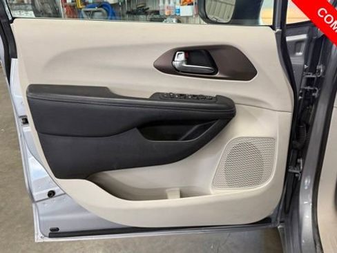 Used 2021 Chrysler Voyager L image 10