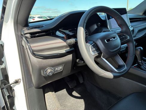 Used 2025 Jeep Compass Trailhawk image 34