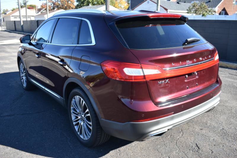 Used 2017 Lincoln MKX Reserve w/ Cargo Accessories Package FWD image 4