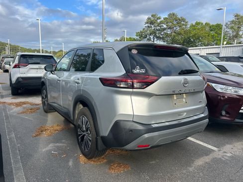 Used 2022 Nissan Rogue SV image 2