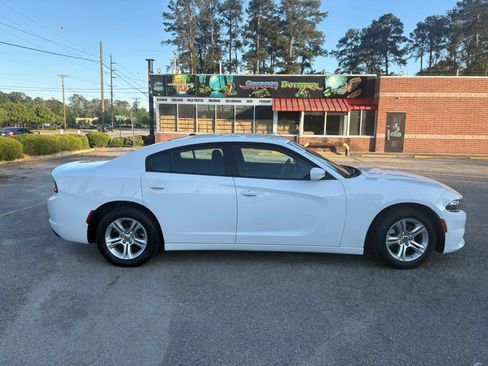 Used 2022 Dodge Charger SXT RWD image 9