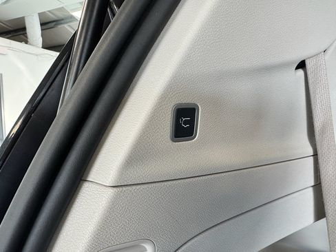 Used 2024 Chrysler Voyager LX FWD image 33