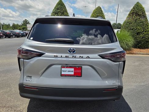 Used 2025 Toyota Sienna LE FWD image 10