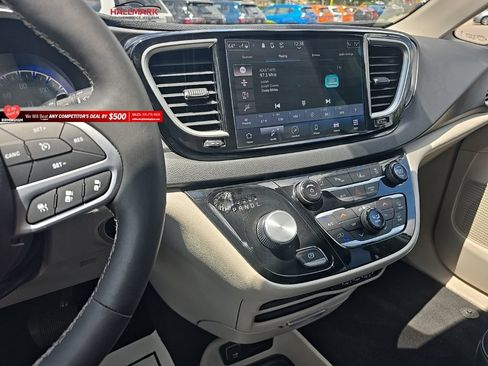 Used 2023 Chrysler Pacifica Touring-L FWD image 15