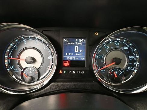 Used 2016 Chrysler Town & Country Touring-L FWD image 23
