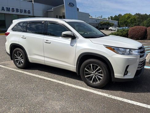 Used 2017 Toyota Highlander SE AWD/4WD image 2