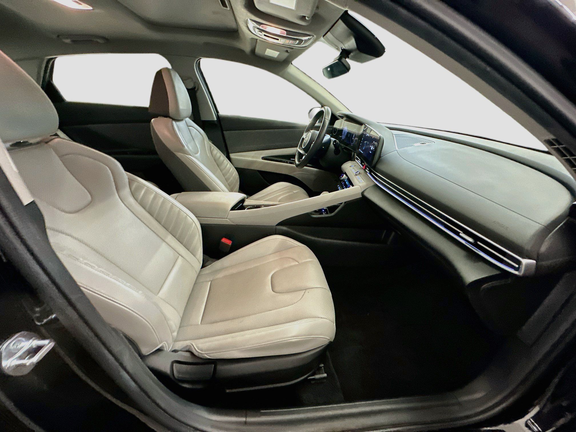 Used 2025 Hyundai Elantra Limited FWD image 31