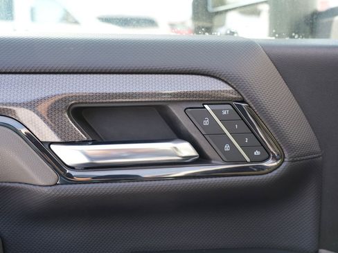 Used 2024 Chevrolet Silverado 2500 ZR2 w/ Technology Package image 17