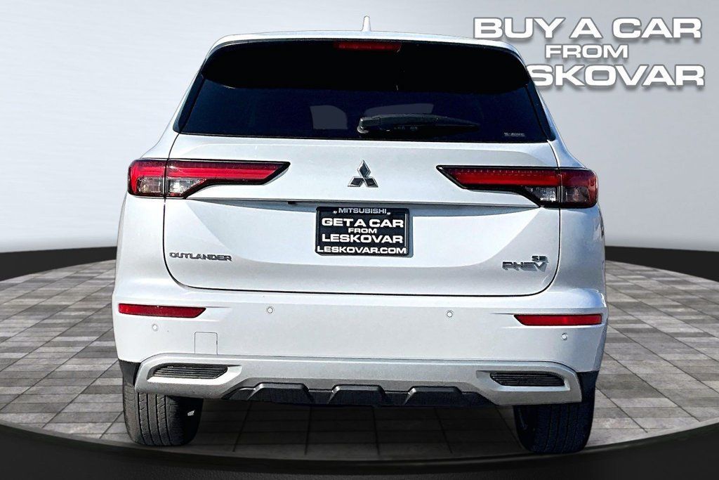 Used 2024 Mitsubishi Outlander 4WD Plug-In Hybrid image 4