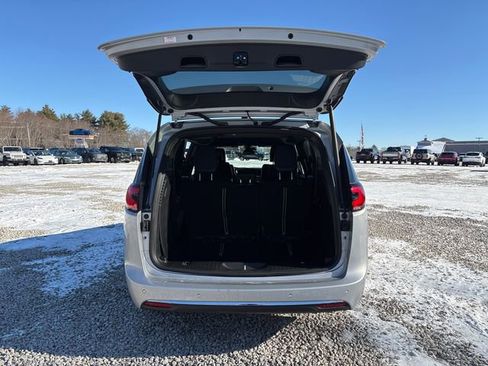 Used 2026 Chrysler Pacifica Select image 13