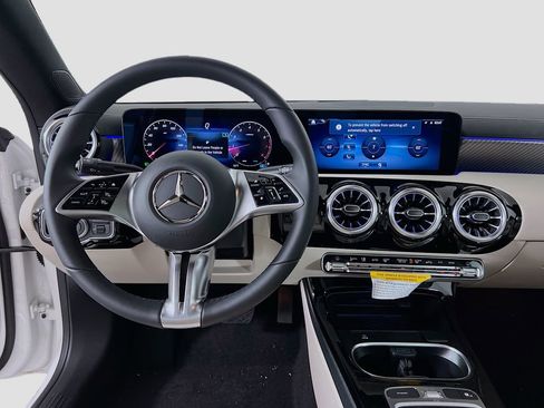 Used 2025 Mercedes-Benz CLA 250 4MATIC image 22